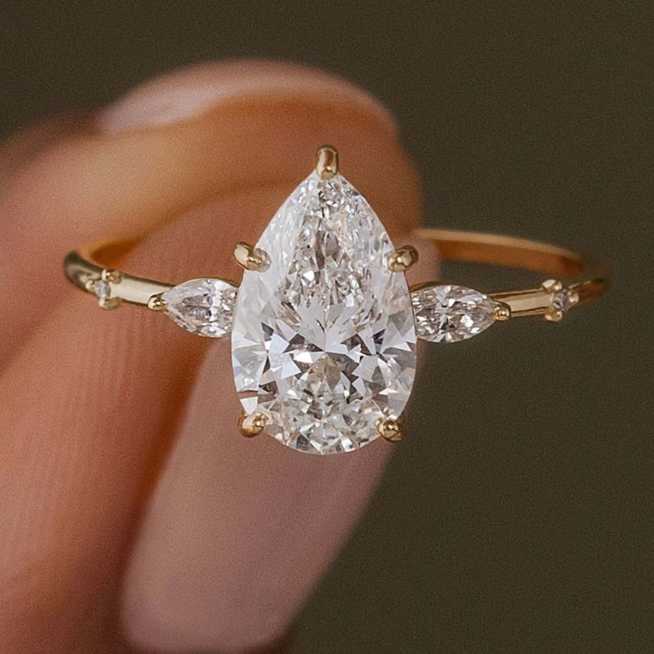Pear-Cut Moissanite Ring with Accent Stones – 2ct